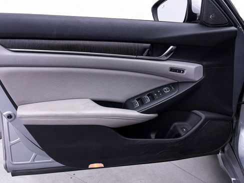 Used 2019 Honda Accord Touring image 16