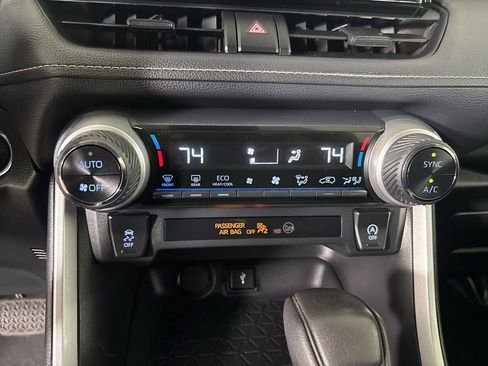 Used 2021 Toyota RAV4 XLE AWD/4WD image 16