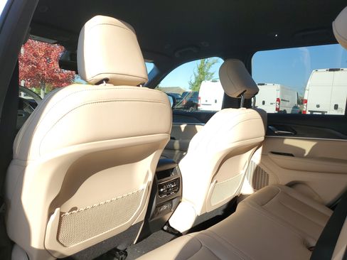 New 2025 Jeep Grand Cherokee Limited image 11