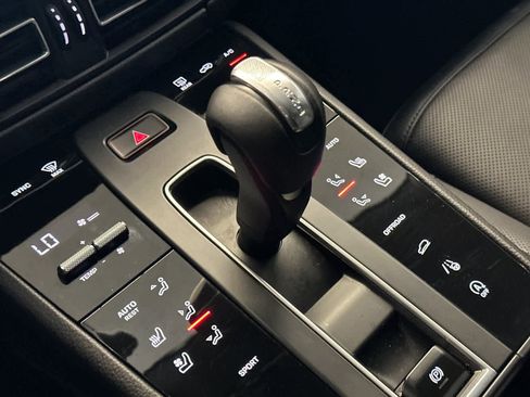 Certified 2025 Porsche Macan AWD/4WD image 25