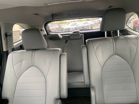 Used 2023 Toyota Highlander XLE AWD/4WD image 29