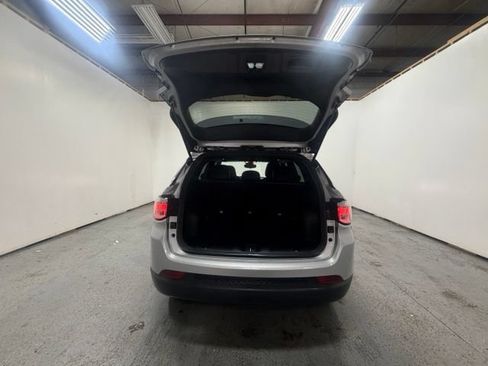 Used 2024 Jeep Compass Latitude AWD/4WD image 9