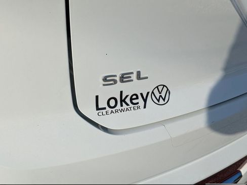 Certified 2022 Volkswagen Atlas Cross Sport SEL R-Line AWD/4WD image 9