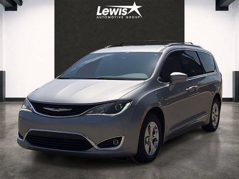 Used 2019 Chrysler Pacifica Touring-L FWD image 1