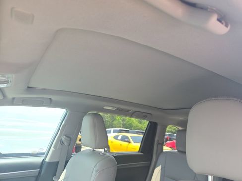 Used 2019 Toyota Highlander Limited Platinum FWD image 4