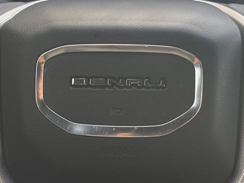 Used 2022 GMC Yukon XL Denali image 12