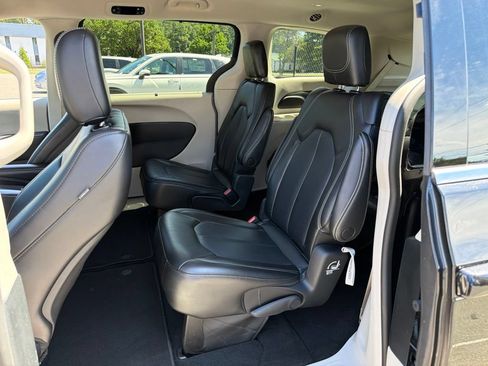 Used 2023 Chrysler Pacifica Touring-L FWD image 18