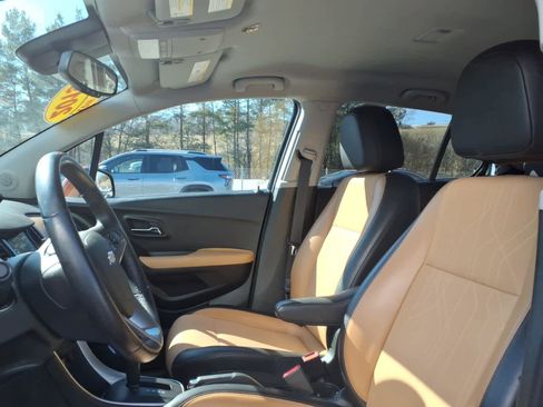 Used 2019 Chevrolet Trax LT w/ LT Convenience Package image 11