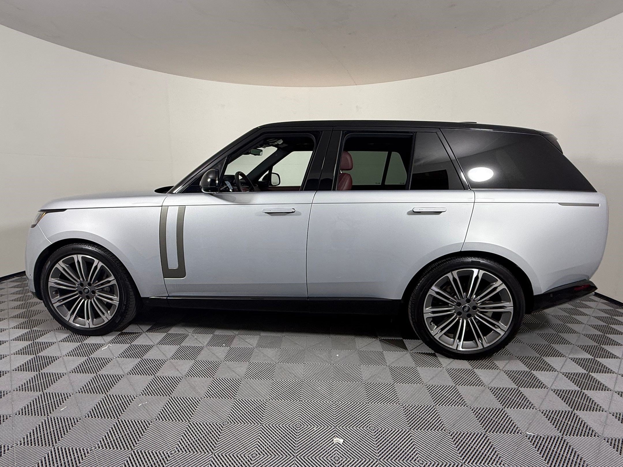 Certified 2025 Land Rover Range Rover SE AWD/4WD image 2