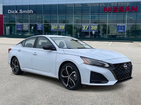 Used 2023 Nissan Altima 2.5 SR image 1