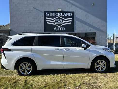 Used 2025 Toyota Sienna Limited image 5