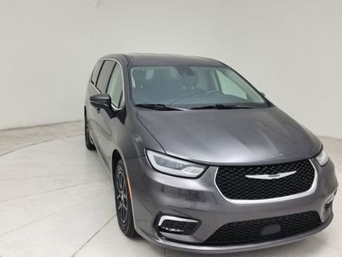 Used 2023 Chrysler Pacifica Touring-L FWD image 8