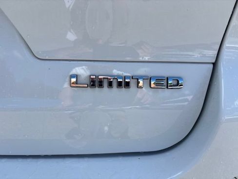Used 2023 Jeep Grand Cherokee L Limited AWD/4WD image 3