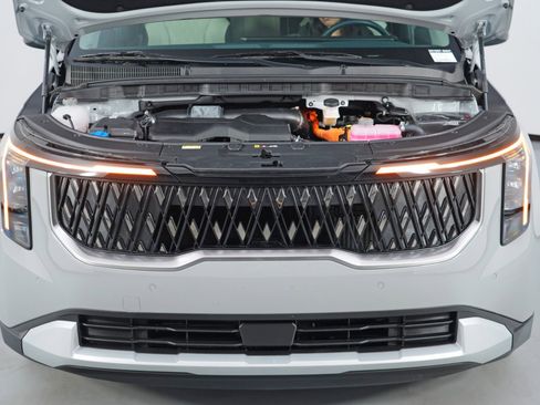 Used 2025 Kia Carnival EX image 8