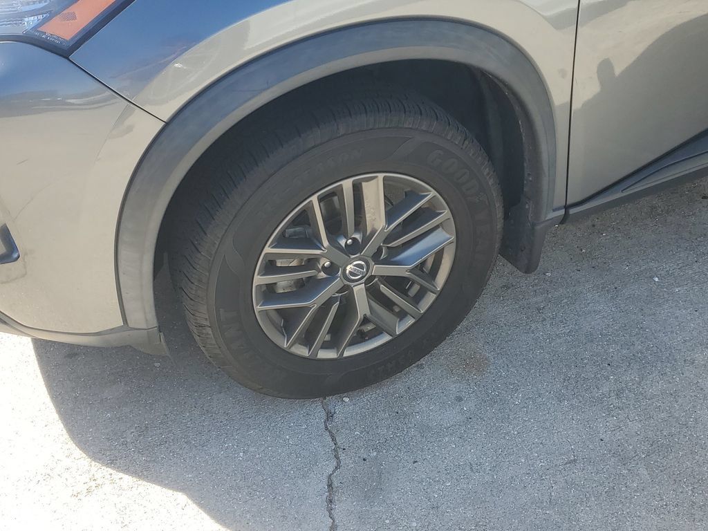Used 2021 Nissan Rogue S FWD image 2