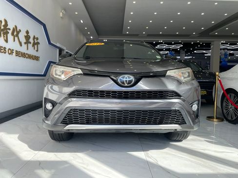 Used 2018 Toyota RAV4 SE w/ Power Extra Value Package FWD image 3