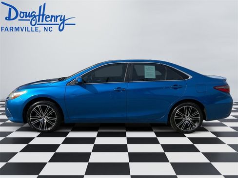 Used 2016 Toyota Camry SE image 2