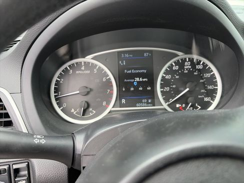 Used 2019 Nissan Sentra SV w/ Special Edition Package FWD image 4