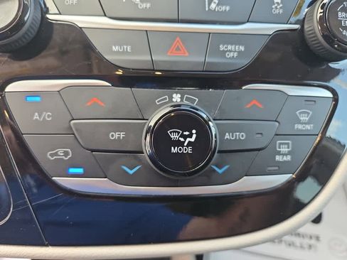 Used 2024 Chrysler Pacifica Touring-L image 34