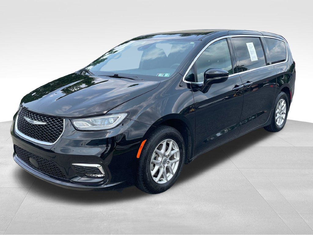 Used 2024 Chrysler Pacifica Touring FWD image 4