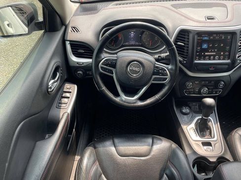Used 2017 Jeep Cherokee Trailhawk AWD/4WD image 14