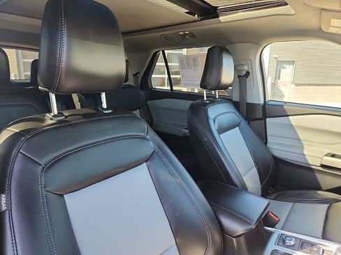 Certified 2022 Ford Explorer XLT w/ Equipment Group 202A image 33