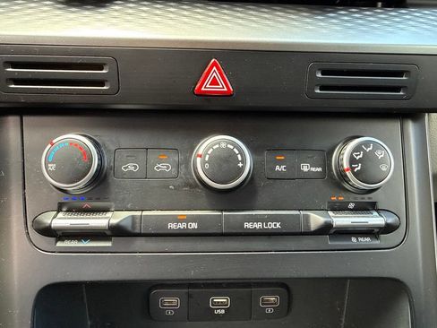 Used 2024 Kia Carnival LX FWD image 34