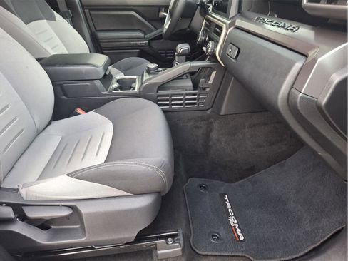 Used 2025 Toyota Tacoma TRD Off-Road image 13