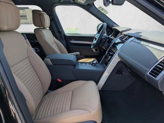 Used 2025 Land Rover Discovery Dynamic SE AWD/4WD image 17