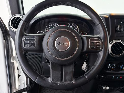 Used 2015 Jeep Wrangler Unlimited Sahara w/ Connectivity Group AWD/4WD image 4