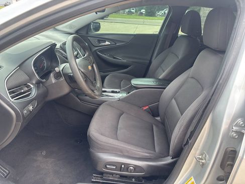 Used 2017 Chevrolet Malibu LT FWD image 12