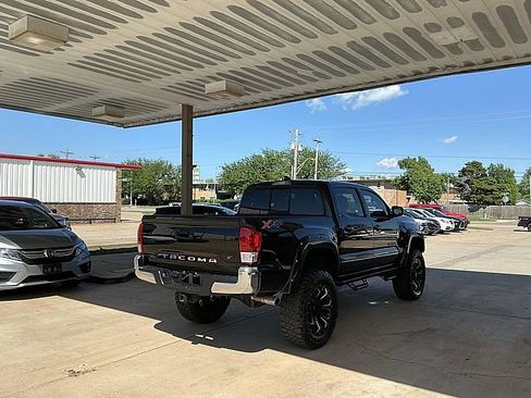 Used 2017 Toyota Tacoma SR5 w/ Tow Package RWD image 5