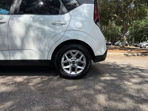Used 2025 Kia Soul LX w/ LX Technology Package FWD image 10