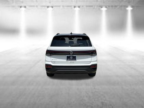 Used 2025 Volkswagen Taos SE FWD image 4