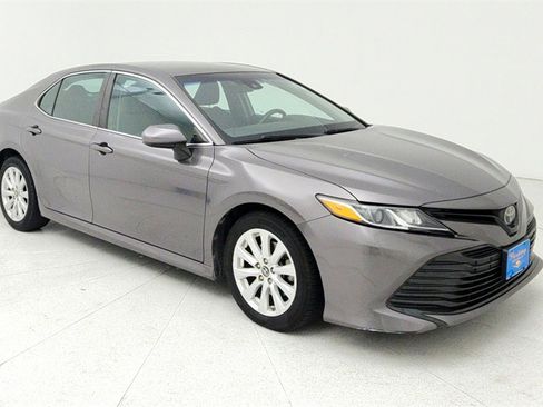 Used 2018 Toyota Camry LE image 8