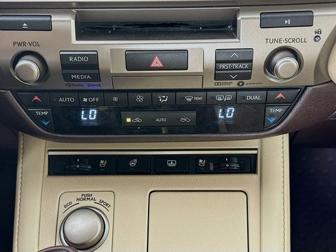 Used 2017 Lexus ES 300h w/ Luxury Package FWD image 24