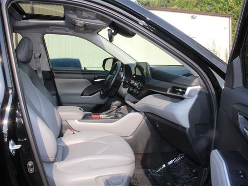 Used 2024 Toyota Highlander XLE FWD image 11