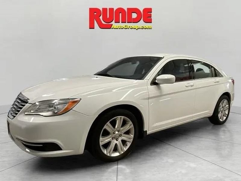 Used 2013 Chrysler 200 Touring FWD image 1