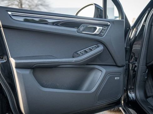 Used 2023 Porsche Macan Turbo image 39