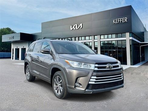 Used 2017 Toyota Highlander XLE image 2