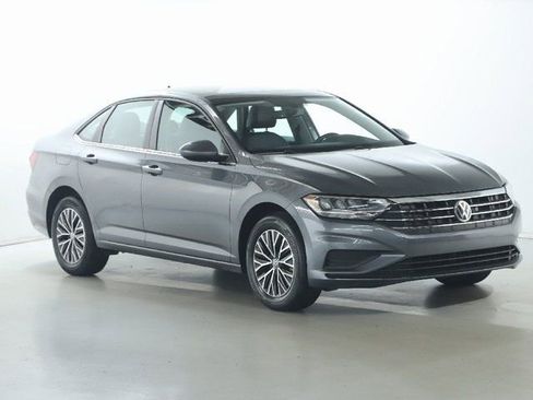 Used 2021 Volkswagen Jetta SE w/ SE Cold Weather Package FWD image 9