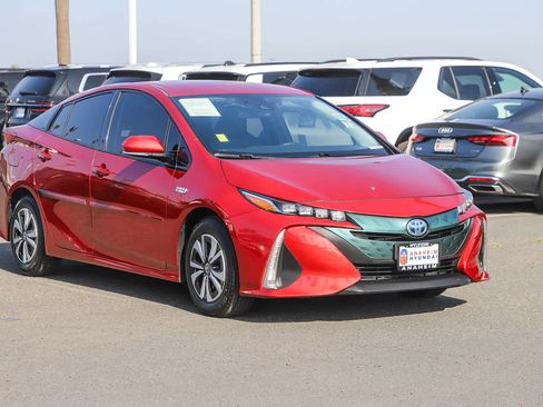 Used 2018 Toyota Prius Prime Premium image 3