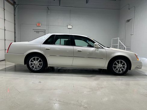Used 2010 Cadillac DTS Luxury image 2