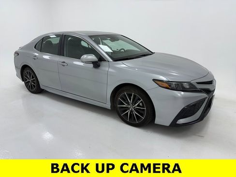 Used 2024 Toyota Camry SE image 1