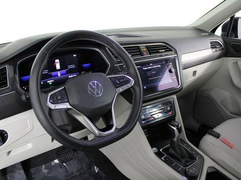 Used 2022 Volkswagen Tiguan SE w/ Panoramic Sunroof Package AWD/4WD image 18