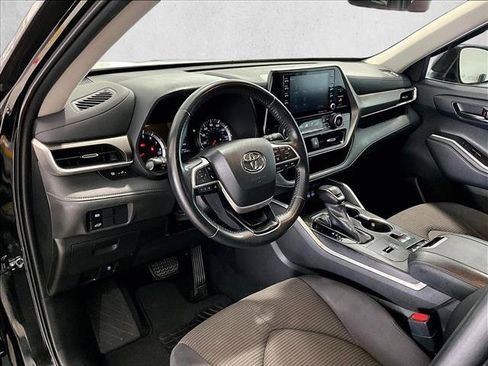 Used 2022 Toyota Highlander LE FWD image 14