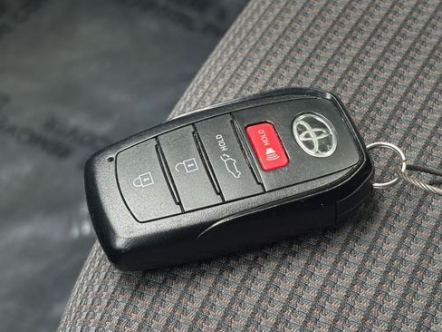 Used 2025 Toyota Highlander LE FWD image 22