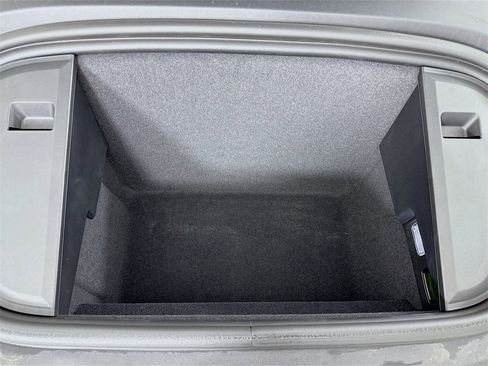 Used 2025 Porsche Taycan image 32