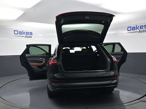 Used 2022 Audi e-tron Premium w/ Convenience Plus Package AWD/4WD image 54