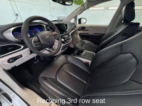 Used 2024 Chrysler Pacifica Touring-L FWD image 14